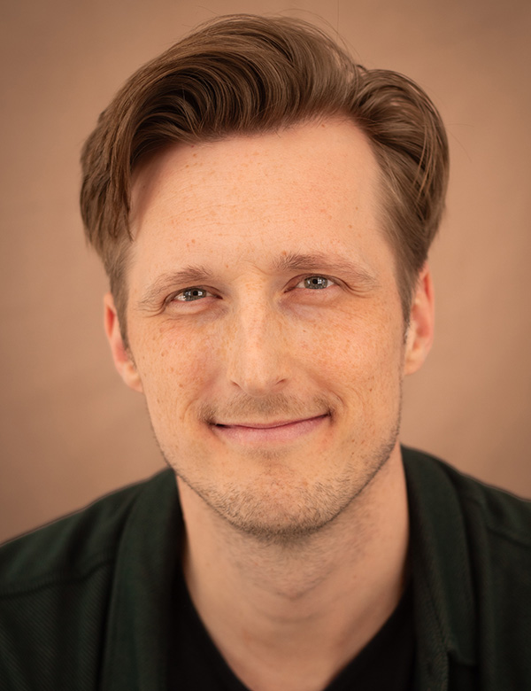 Mannelijk model met blond haar en groen-grijze ogen Dirk B.