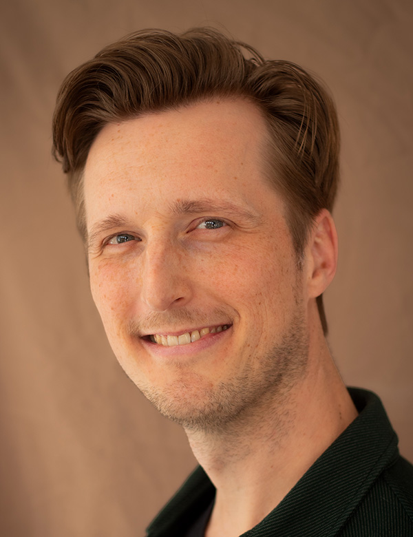 Mannelijk model met blond haar en groen-grijze ogen Dirk B.