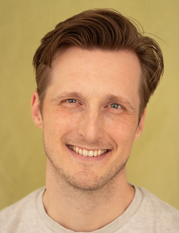 Mannelijk model met blond haar en groen-grijze ogen dirk b.