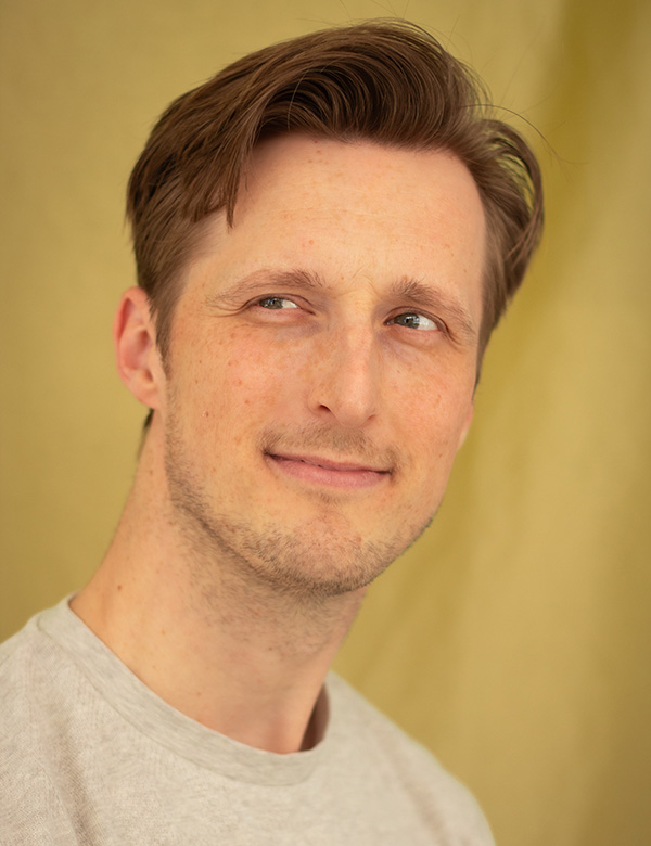 Mannelijk model met blond haar en groen-grijze ogen Dirk B.