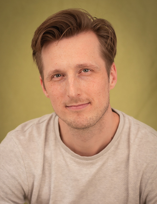 Mannelijk model met blond haar en groen-grijze ogen Dirk B.