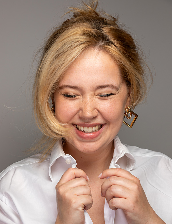Vrouwelijk model met blond haar en bruin-groene ogen Estelle.