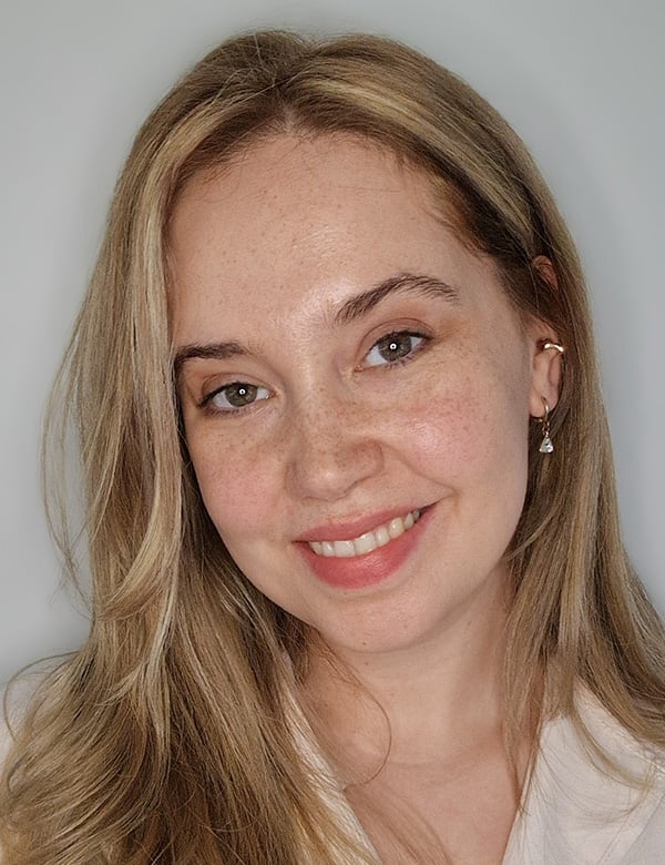 Vrouwelijk model met blond haar en bruin-groene ogen estelle.
