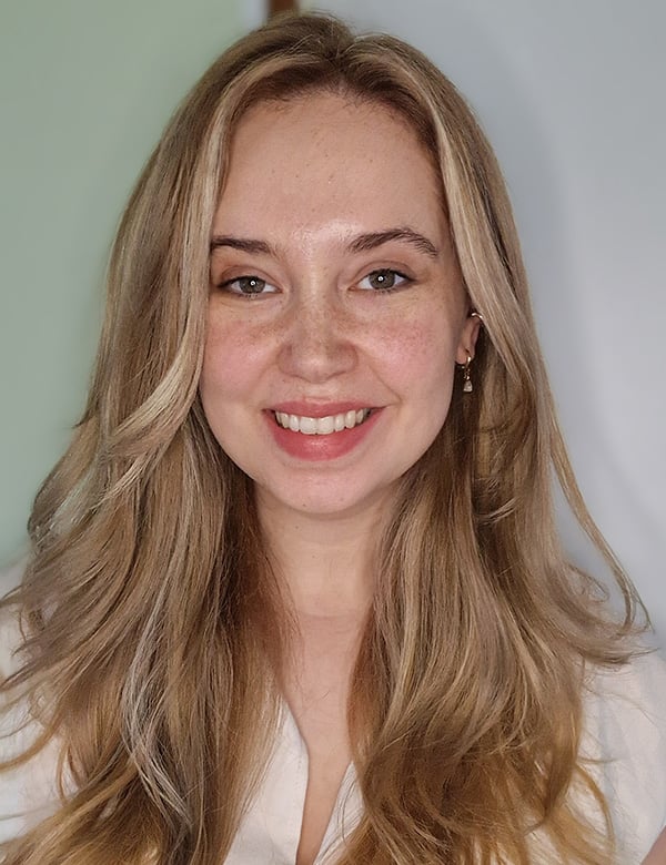 Vrouwelijk model met blond haar en bruin-groene ogen Estelle.
