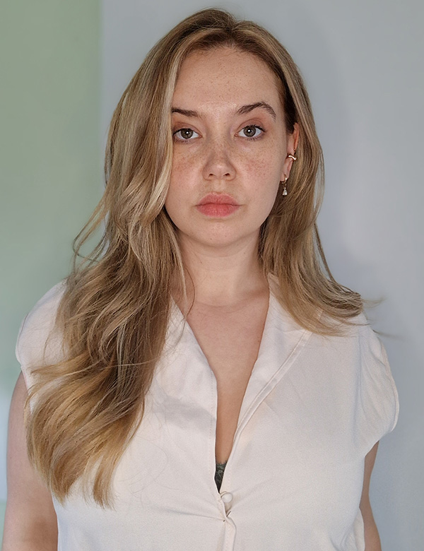 Vrouwelijk model met blond haar en bruin-groene ogen Estelle.