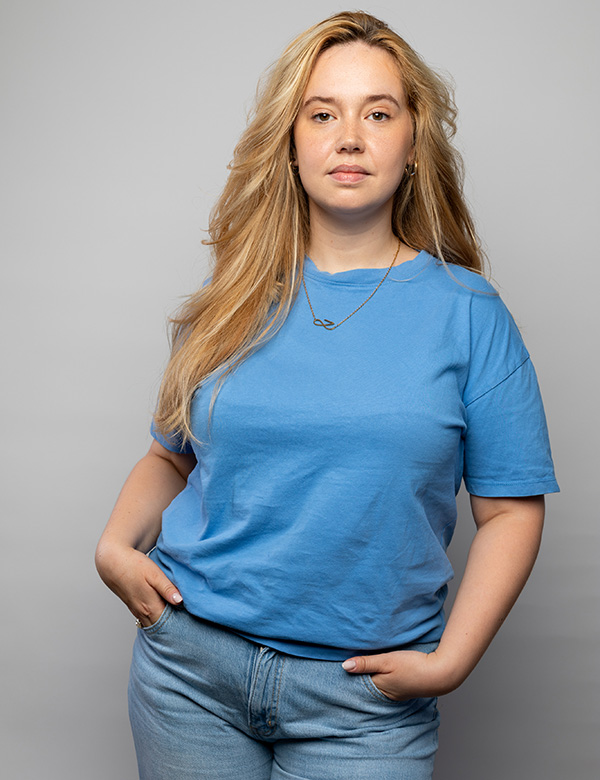 Vrouwelijk model met blond haar en bruin-groene ogen Estelle.