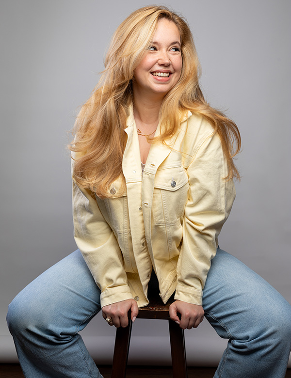 Vrouwelijk model met blond haar en bruin-groene ogen Estelle.