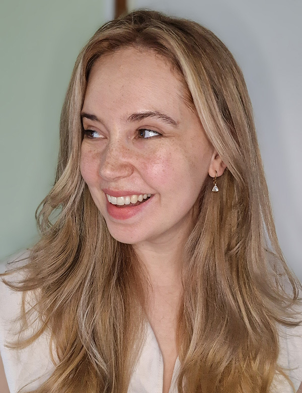 Vrouwelijk model met blond haar en bruin-groene ogen Estelle.