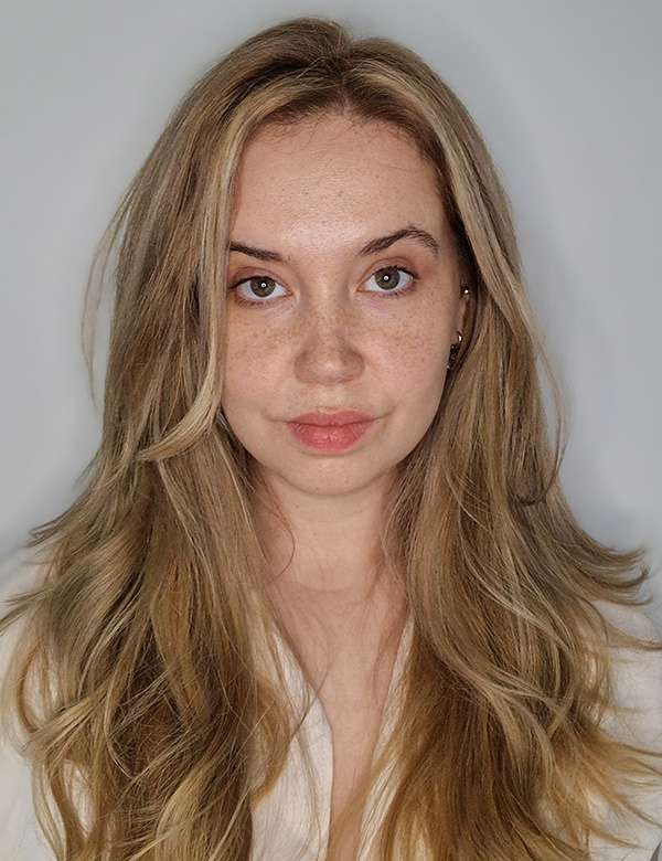 Vrouwelijk model met blond haar en bruin-groene ogen Estelle.