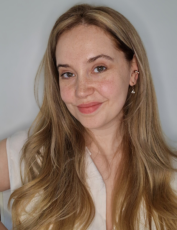 Vrouwelijk model met blond haar en bruin-groene ogen Estelle.