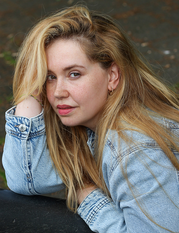 Vrouwelijk model met blond haar en bruin-groene ogen Estelle.