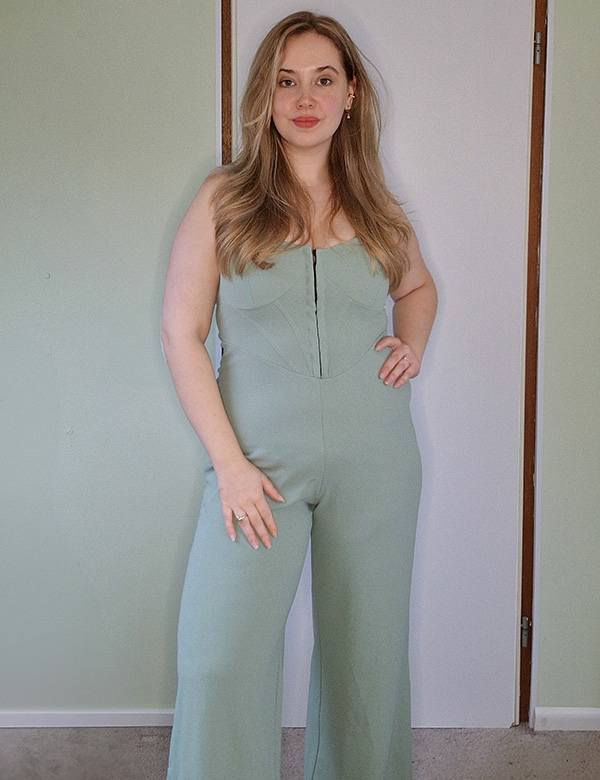Vrouwelijk model met blond haar en bruin-groene ogen Estelle.