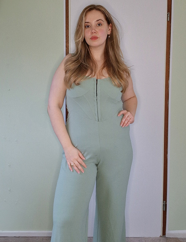 Vrouwelijk model met blond haar en bruin-groene ogen Estelle.
