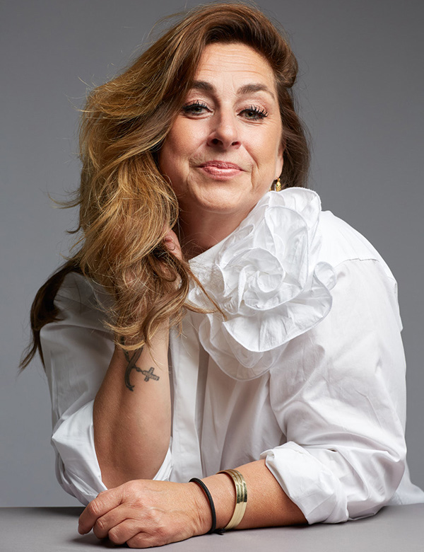 Vrouwelijk model met donkerbruin haar Ester B.