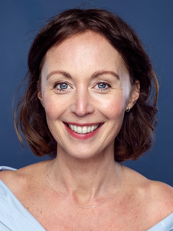 Vrouwelijk model met bond/bruin haar met blauwe ogen fabienne m.