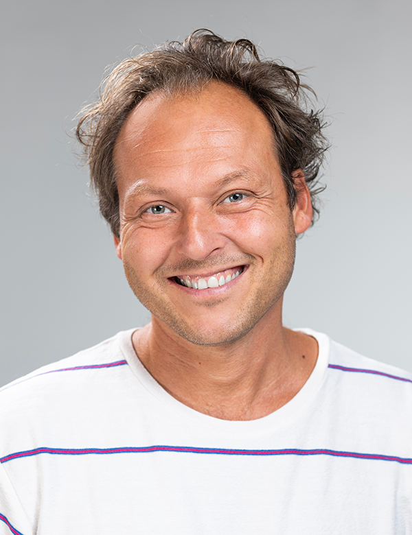 Mannelijk model met blond/bruin haar floris m.