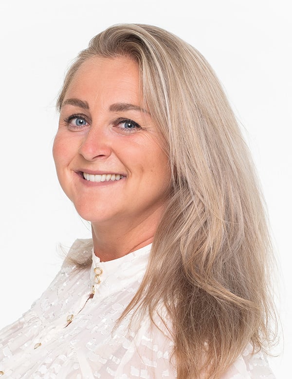Vrouwelijk model met blond/grijs haar graziella.