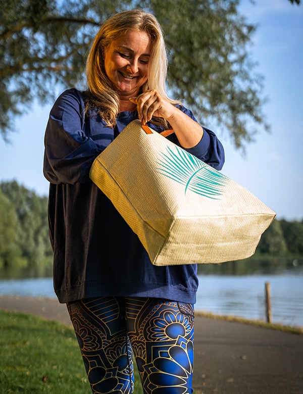 Vrouwelijk model met blond/grijs haar Graziella.