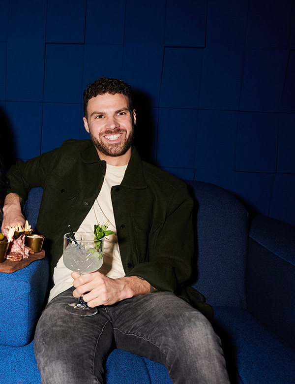 Mannelijk model met donker haar Joey Bu.