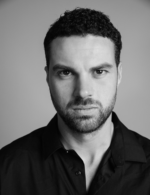 Mannelijk model met donker haar Joey Bu.