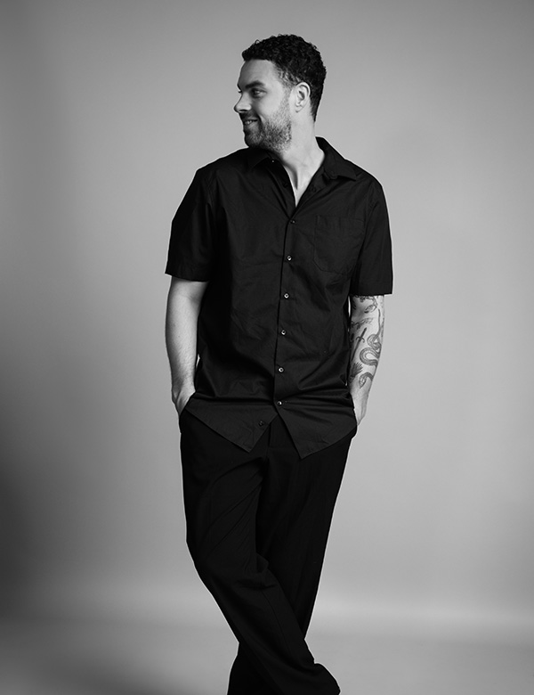 Mannelijk model met donker haar Joey Bu.