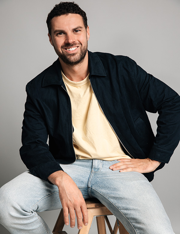 Mannelijk model met donker haar Joey Bu.