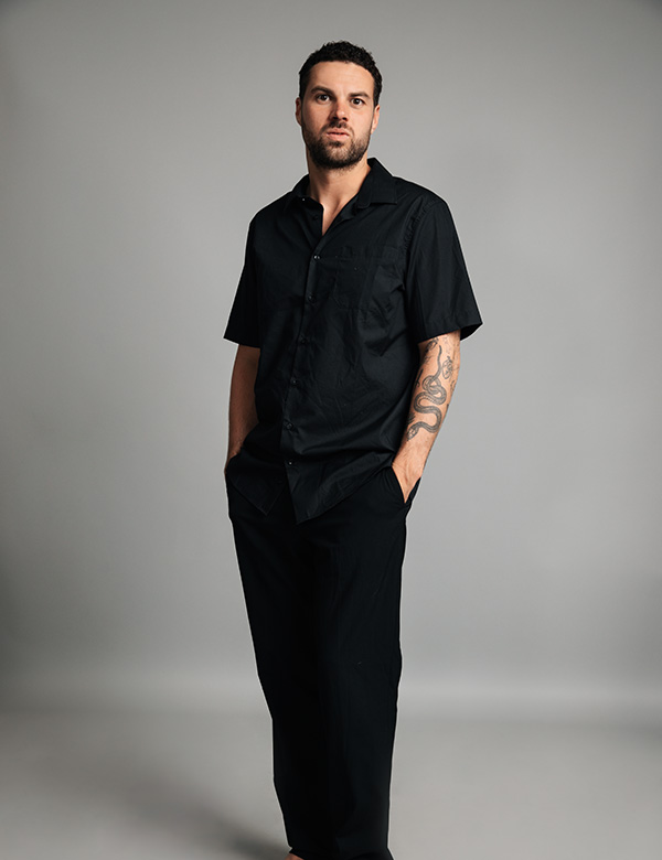 Mannelijk model met donker haar Joey Bu.