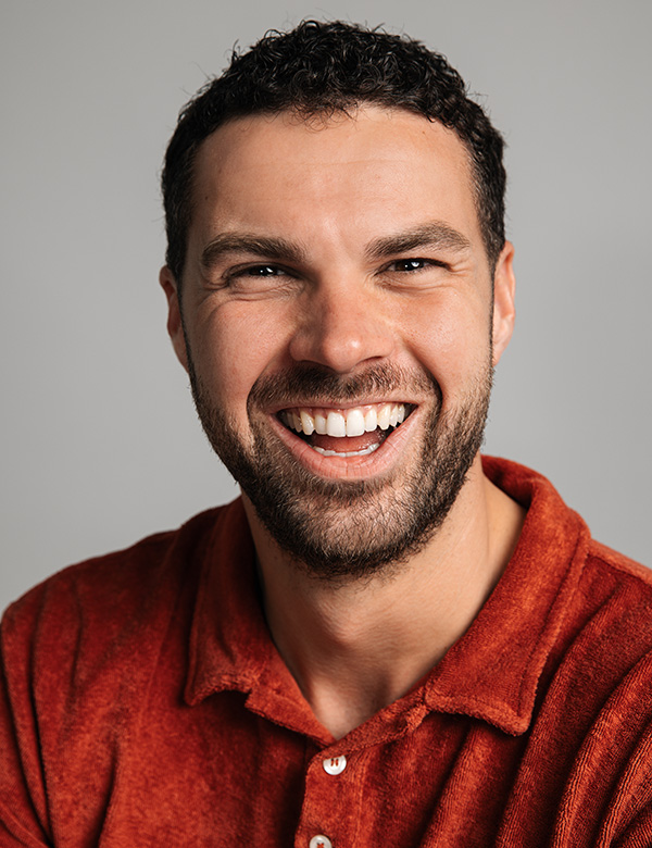 Mannelijk model met donker haar Joey Bu.