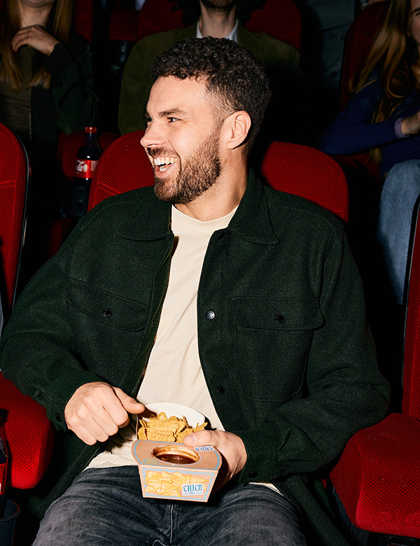 Mannelijk model met donker haar Joey Bu.