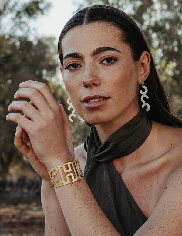 Vrouwelijk model met bruin haar en bruine ogen Leonie B.