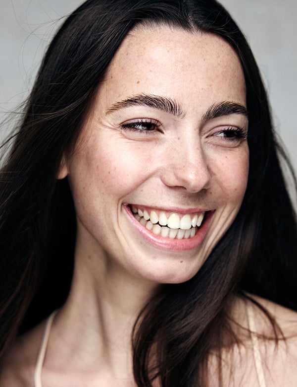 Vrouwelijk model met bruin haar en bruine ogen leonie b.