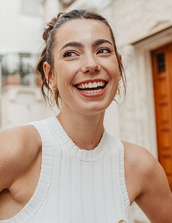 Vrouwelijk model met bruin haar en bruine ogen Leonie B.