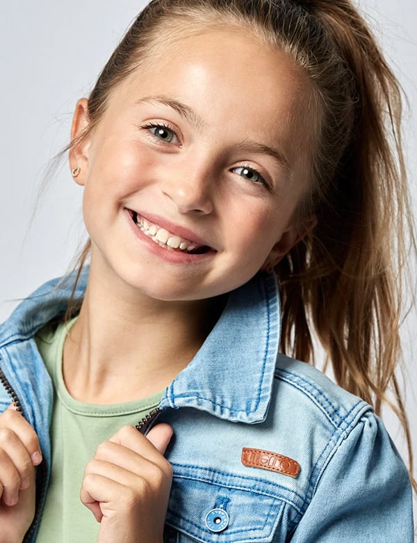 Kinderlijk model met bruin haar en blauw-groene ogen Liz.