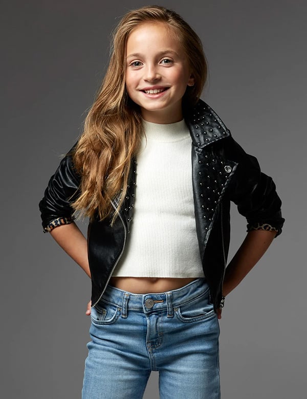 Kinderlijk model met bruin haar en blauw-groene ogen Liz.