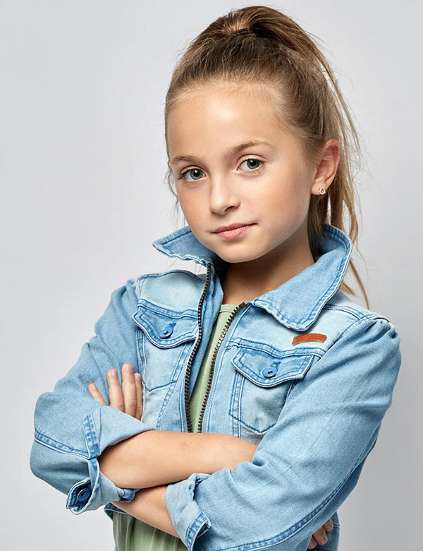 Kinderlijk model met bruin haar en blauw-groene ogen Liz.