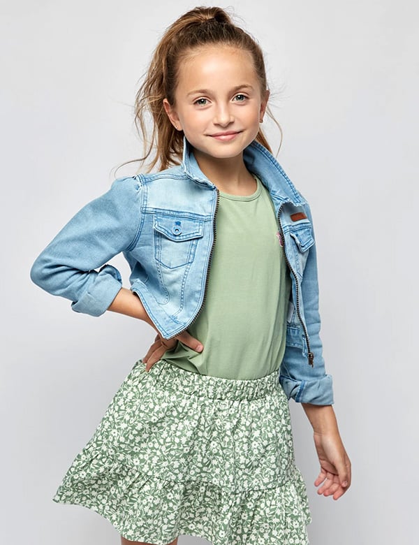Kinderlijk model met bruin haar en blauw-groene ogen Liz.