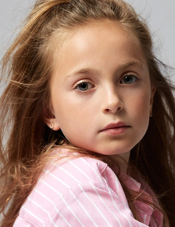 Kinderlijk model met bruin haar en blauw-groene ogen Liz.