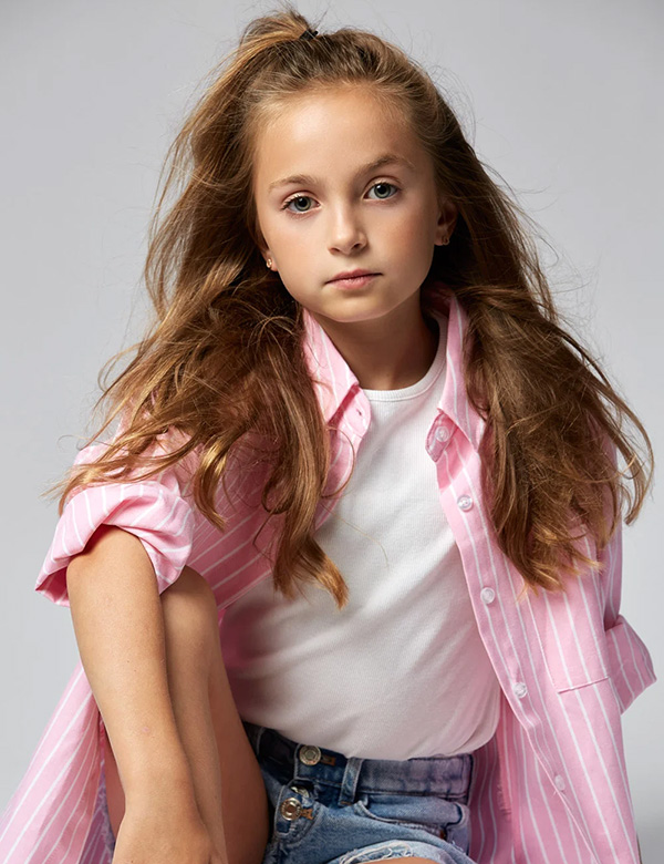 Kinderlijk model met bruin haar en blauw-groene ogen Liz.