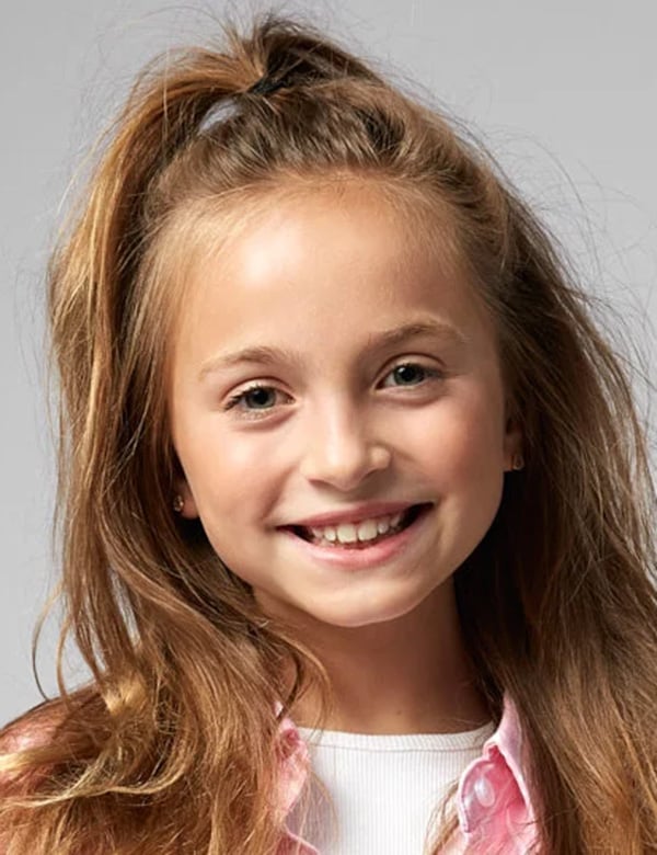 Kinderlijk model met bruin haar en blauw-groene ogen liz.