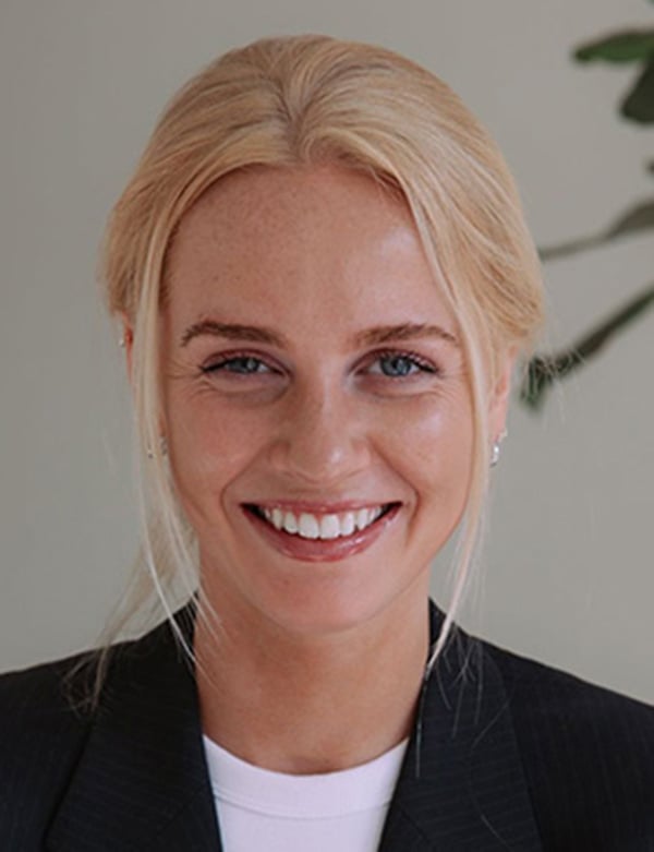 Vrouwelijk model met blond haar lune.