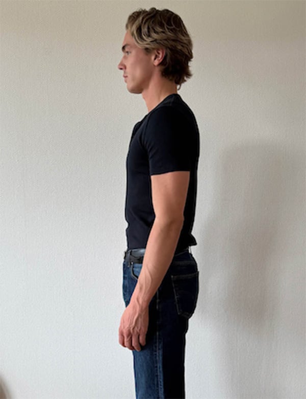 Mannelijk model met donkerblond haar Maarten He.