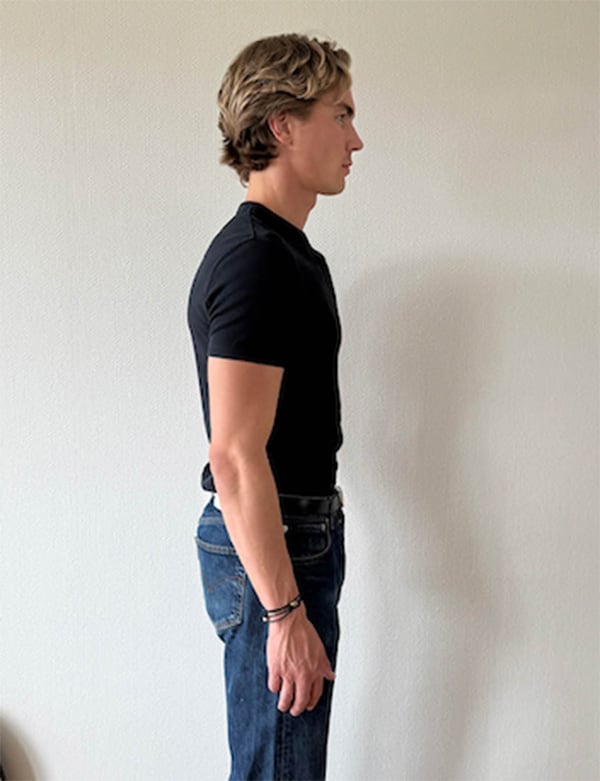 Mannelijk model met donkerblond haar Maarten He.