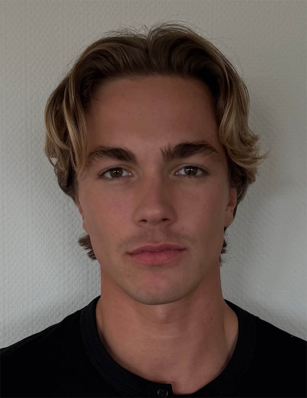 Mannelijk model met donkerblond haar maarten he.
