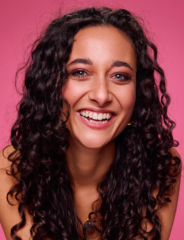 Vrouwelijk model met bruin haar demi m.