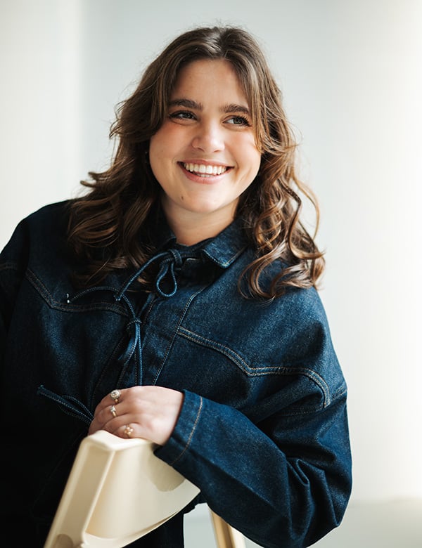 Vrouwelijk model met bruin haar Roos Bo.
