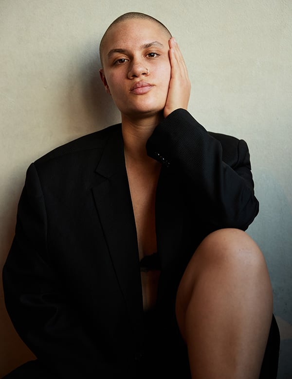 Vrouwelijk model met bruin haar Roos F.