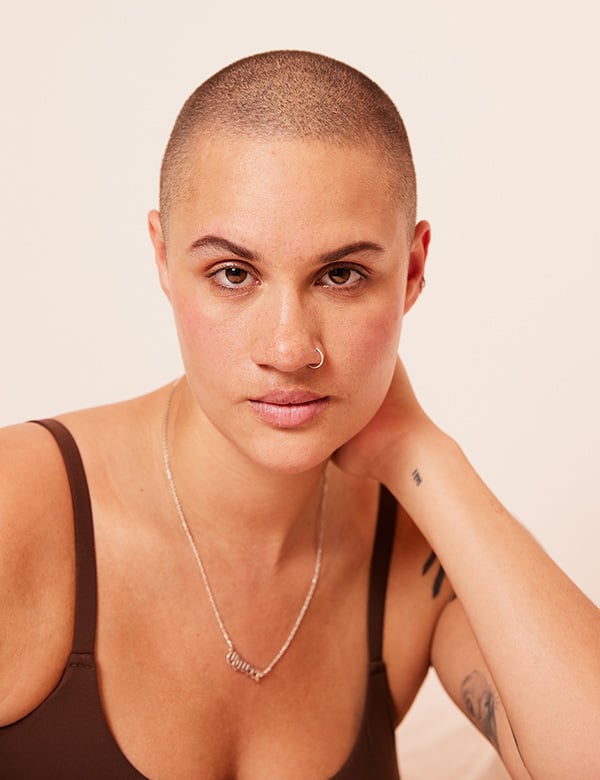 Vrouwelijk model met bruin haar Roos F.