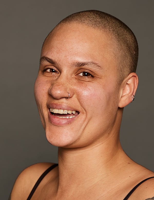 Vrouwelijk model met bruin haar roos f.