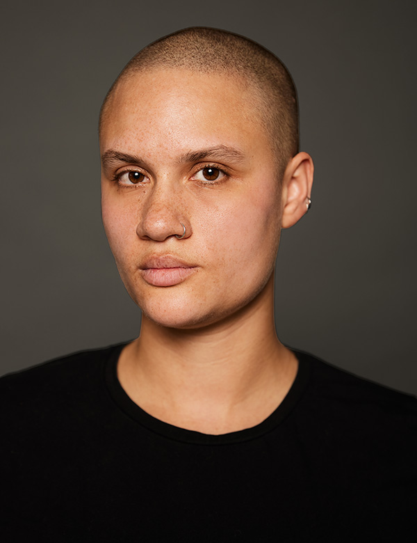 Vrouwelijk model met bruin haar Roos F.