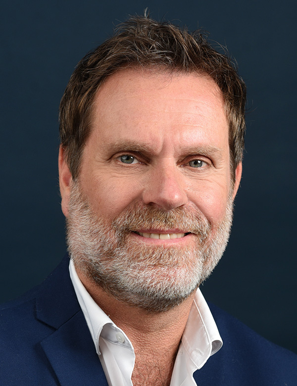 Mannelijk model met donkerblond haar en blauw-grijze ogen Tom Kl.